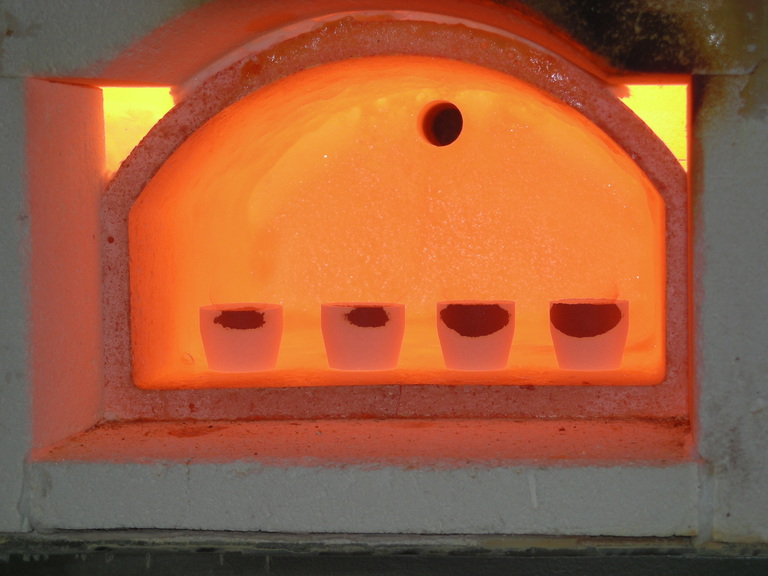 Forno con crogioli al suo interno