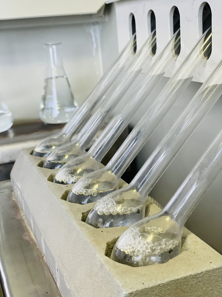 Campioni di metallo e provette in laboratorio