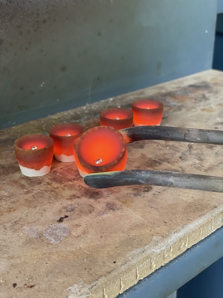 Crogioli arroventati nel forno