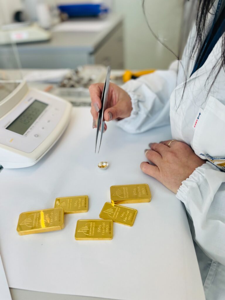 Prelievo di un campione in laboratorio