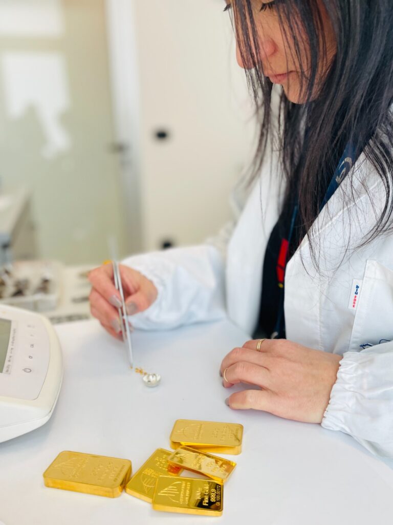 Analisi di campioni di metallo in laboratorio