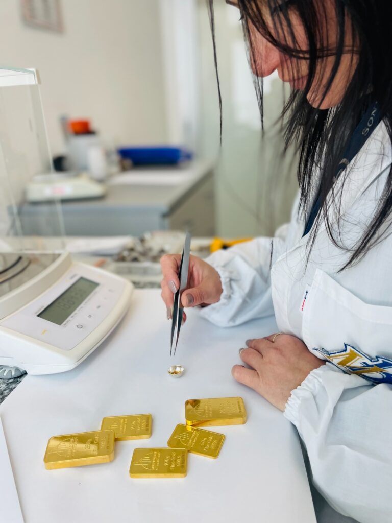 Tecnico analizza campioni nel laboratorio