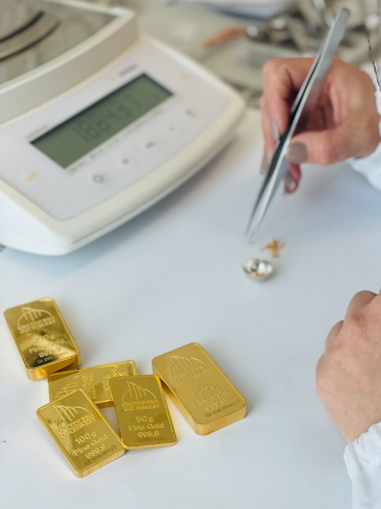 Preparazione di un campione di metallo vicino alla bilancia