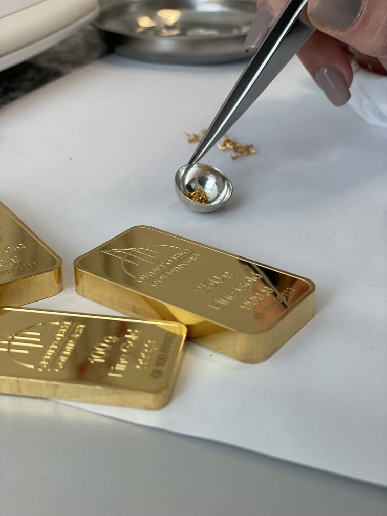 Lingotti d’oro e campione di metallo