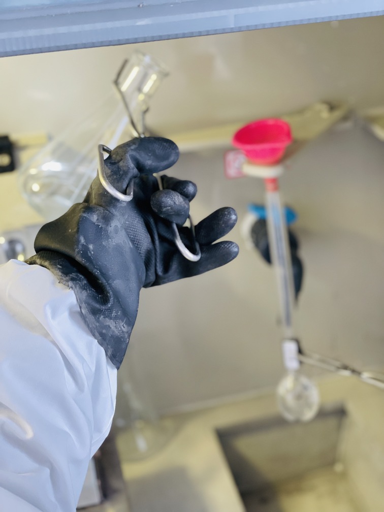 Tecnico con pipetta per analisi dei metalli