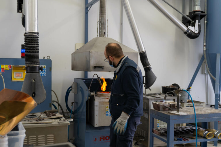 Operatore accanto al forno durante la fusione